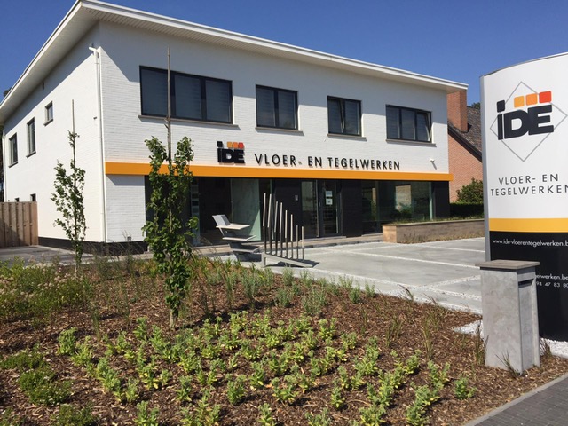Toonzaal IDE vloer- en tegelwerken in Tremelo